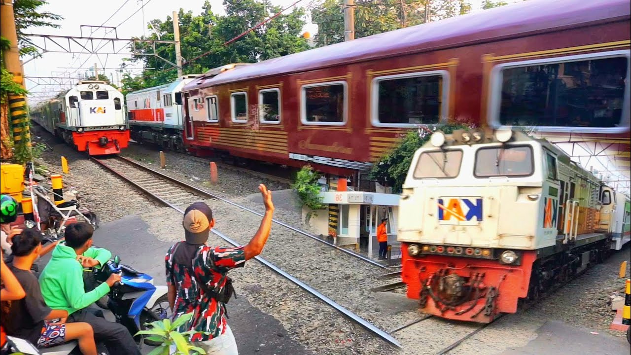 🔴kereta ngebut tak ada henti berpapasan, gang Sentiong