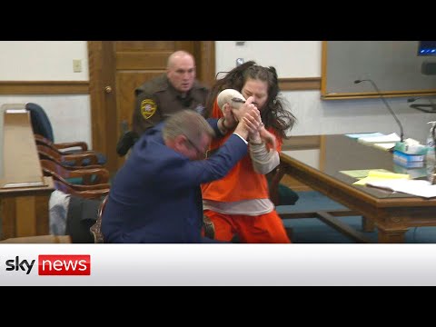 Woman attacks her lawyer in court