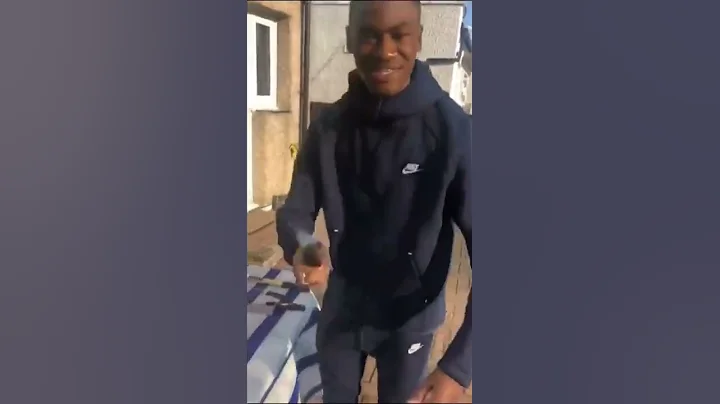 Roadman shows his knives