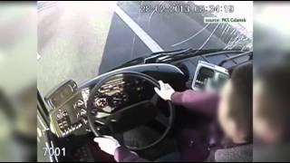 Raw: Driver passes out, women grab wheel