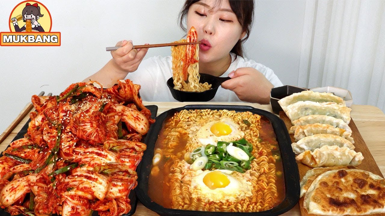 바로 만들어서 듬뿍 쌓아놓은 겉절이와 진라면 매운맛 먹방 사이드로 모듬만두 🥟 |  home-made Kimchi Mukbang ASMR
