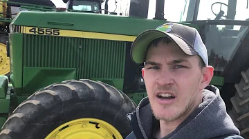 Kolik koní má traktor John Deere 4555?