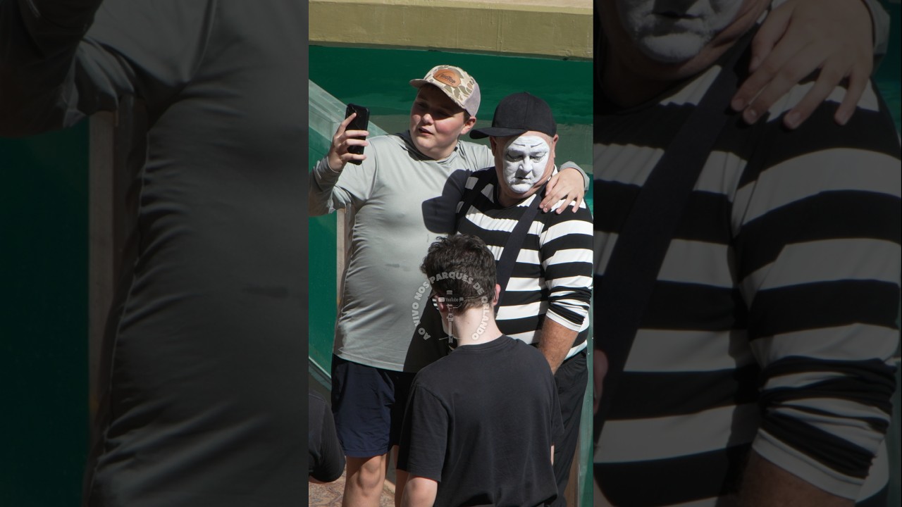 Tom o mímico estranhou a mão do garoto no ombro dele 🤔😂🤣 #tomthemime #seaworldmime