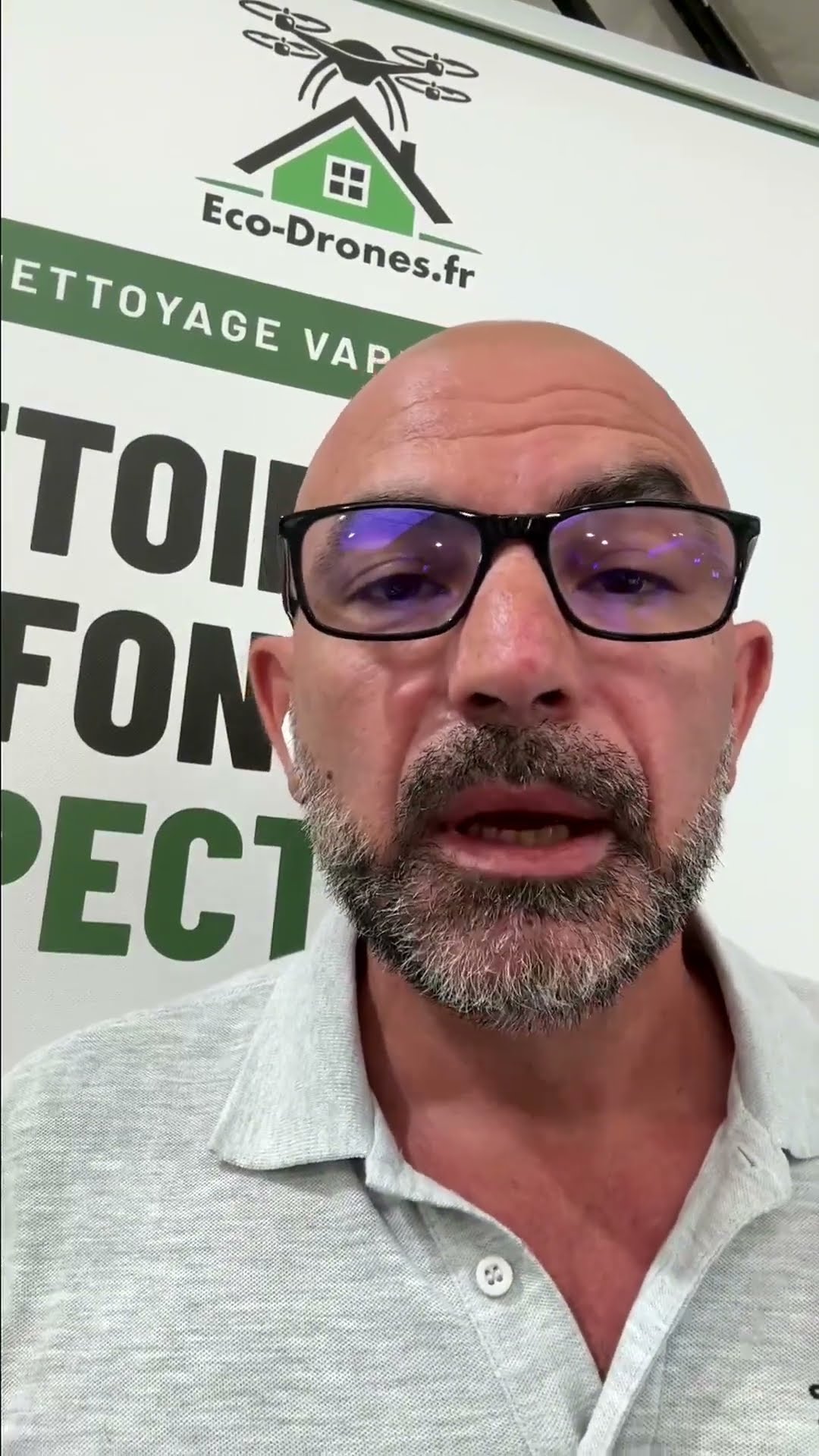 Jean-Lo&iuml;c, t&eacute;l&eacute;pilote Eco Drones, r&eacute;pond aux questions des visiteurs sur le stand de la foire de Barbezieux 2026