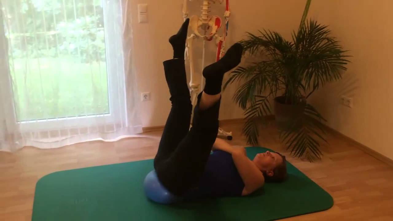 Stabilisationsübungen mit einem Pilatesball für den Rücken