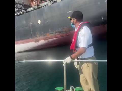 لحظة صعود المرشد البحري عنطريق سلم المرشد لستلام قيادة السفينة