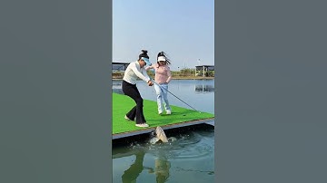 gái xinh dùng tay lôi cá rô và cái kết #cauca #fishing