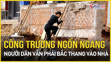 TPHCM: Công trường ngổn ngang đất đá, người dân chật vật bắc thang vào nhà | Báo VietNamNet
