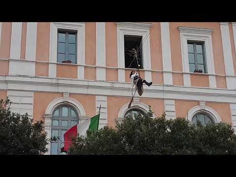 La Befana atterra in piazza Municipio 1