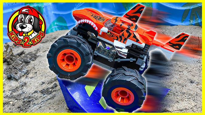 Hot Wheels Monster Trucks Arena Smashers Tiger Shark Spin-Out Challenge  with 1 Toy Truck