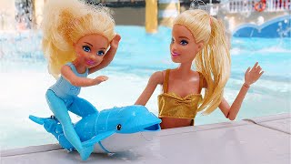 Челси не умеет плавать?! Куклы Барби в аквапарке - Видео для девочек в бассейне