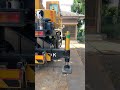 アウトリガーが伸びる様子