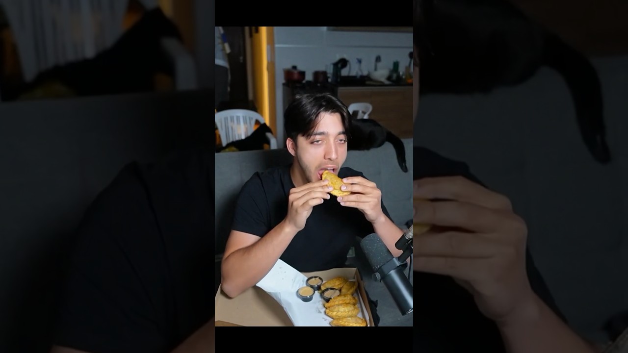 Comiendo empanadas 2 🤤