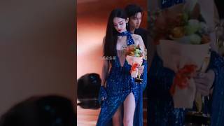 #古力娜扎 第二套蓝色亮片开衩长裙造型这状态绝了#演员#女神