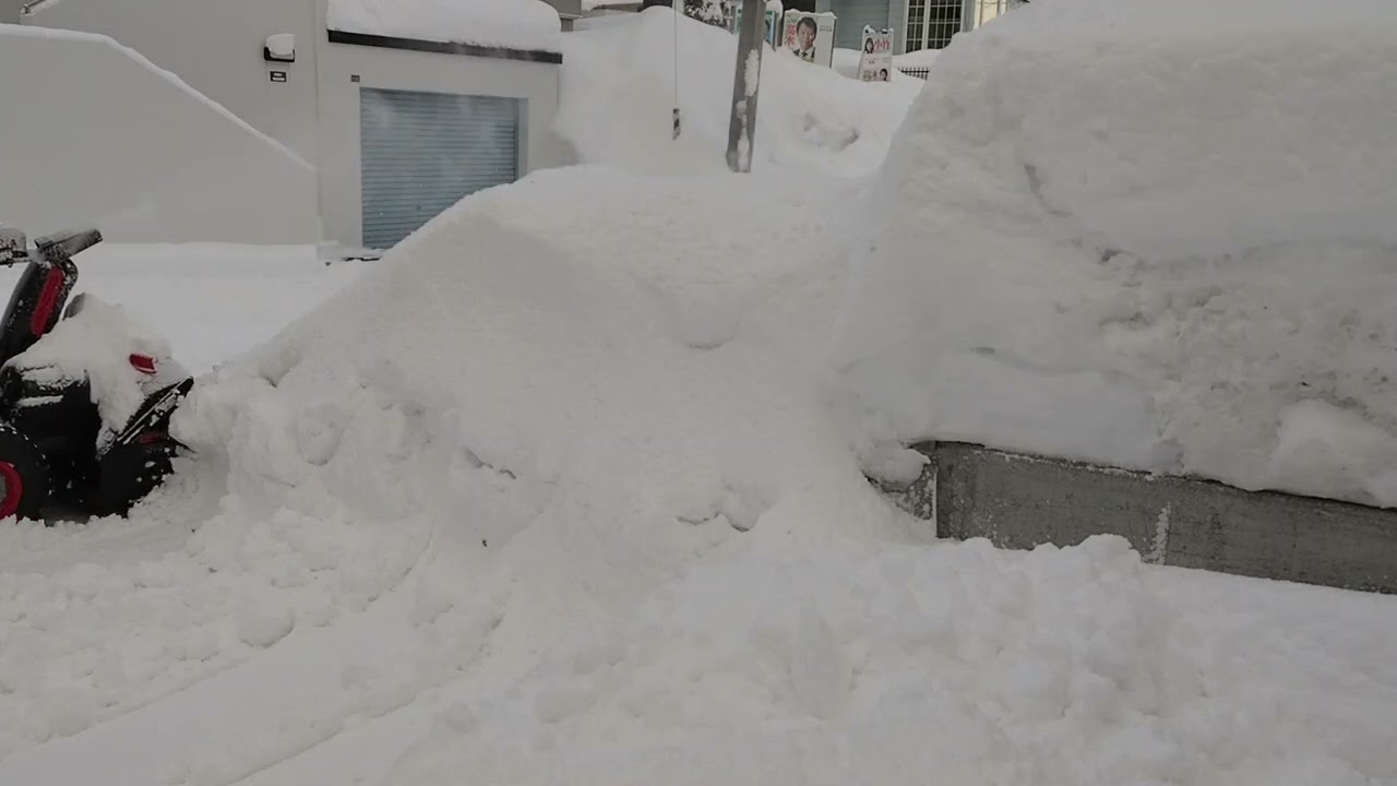 ハイガー充電式電動除雪機　POWERWORKS SNC408　除雪風景