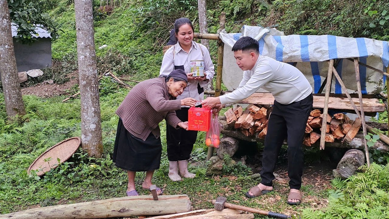 Mr. Khang was deeply moved by the kindness of the old woman and the homeless girl.