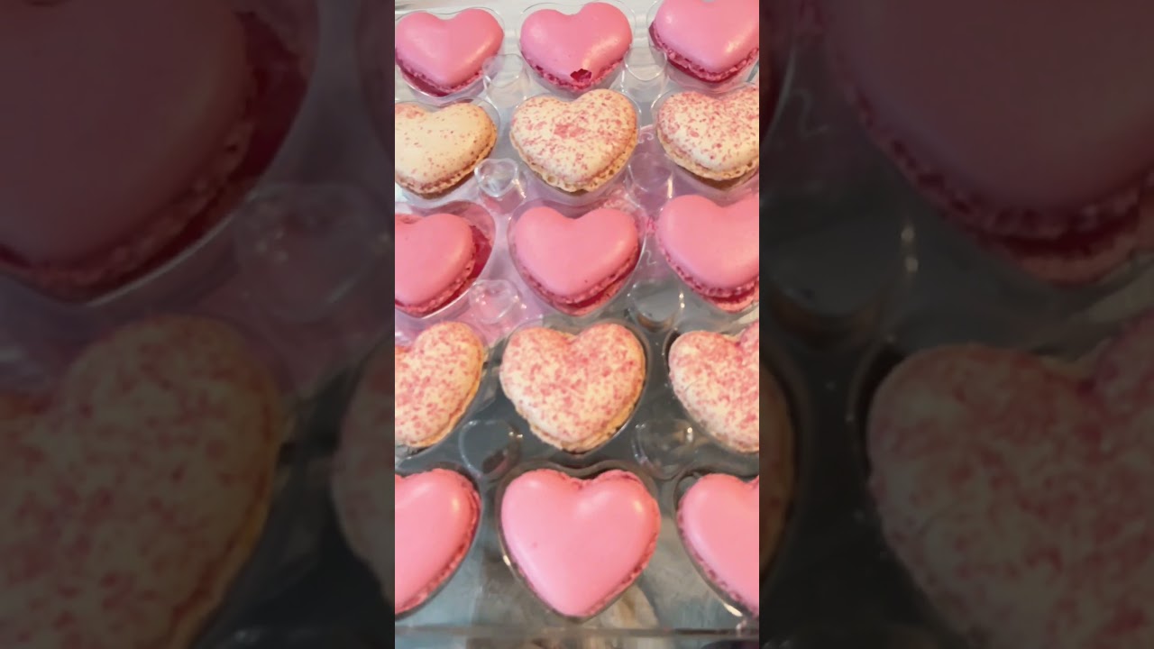 Happy Love Day!  Vanilla and Raspberry flavor macrons🌹❤️ 