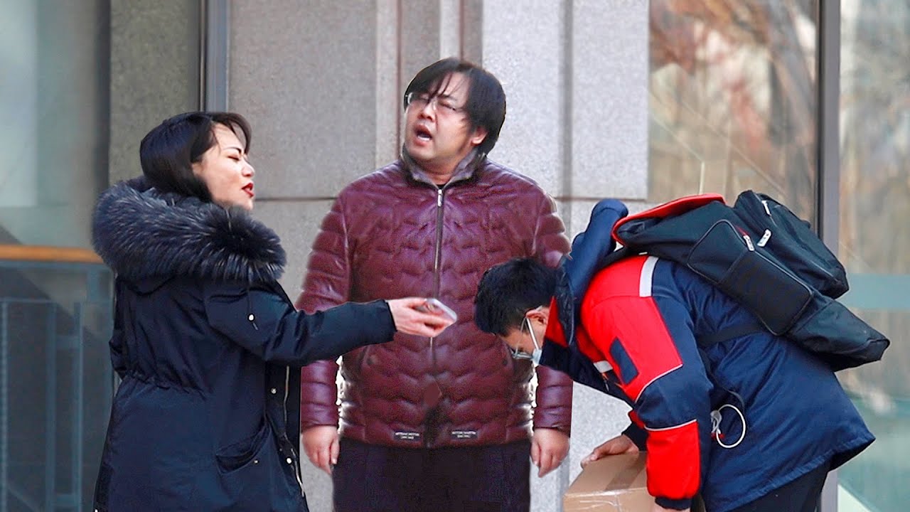 ⁣Deaf Delivery Man Being Abused in Public | Social Experiment “他在创造自己的人生价值”当聋人快递员被辱骂，路人挺身而出