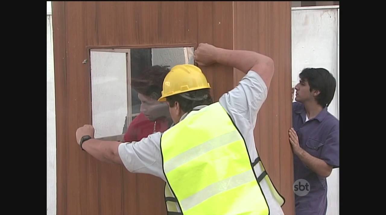 Câmera Escondida - TRANCAR VÍTIMA NO BIOMBO - (HD) - YouTube