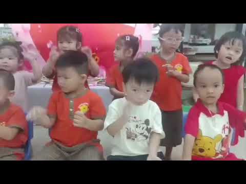 Phụ huynh lớp Mầm 1 phối hợp cùng cô giáo cùng con làm quà tặng bà, tặng mẹ nhân ngày Phụ Nữ Việt Nam 20 tháng 10.