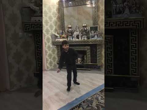 Маленький цыган танцует