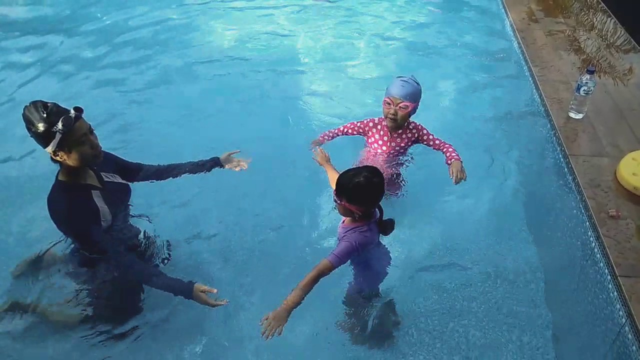 Berenang di Kolam Renang Merapi View Jogja - YouTube