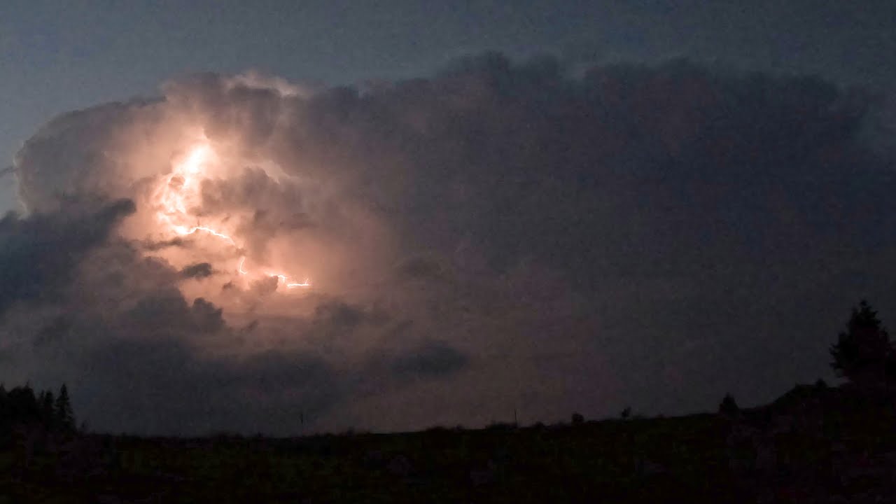 Intense Thunderstorm Duel over mid-Wales