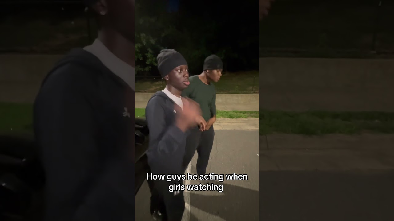 Как парни ведут себя, когда девушки смотрят😂