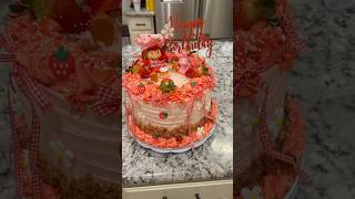 #decoratewithme #birthdaycake #homebakery #cakedecorating #cake #strawberrycake #baker #decorate