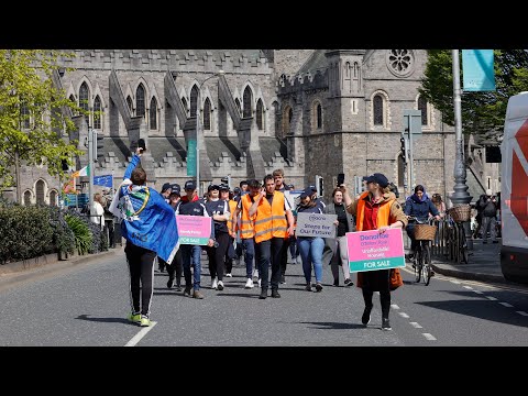 Macra farmers walk 79km to Dáil in protest: 'We're walking to save rural Ireland'.
