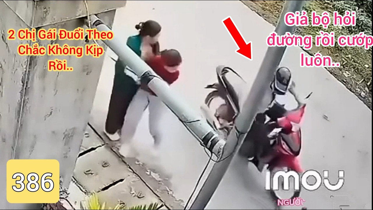 Tên cướp giả bộ hỏi đường rồi cướp luôn , 2 chị gái đuổi theo chắc không kịp quá...