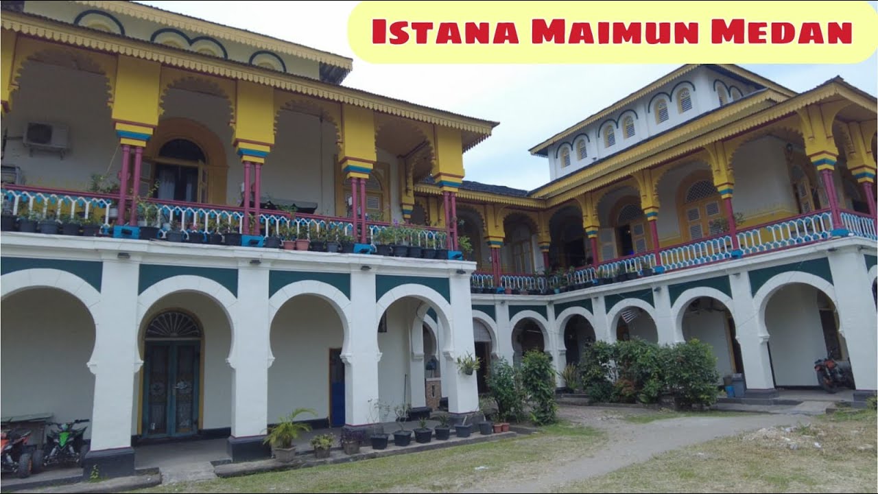 Berkunjung ke Istana Maimun Medan
