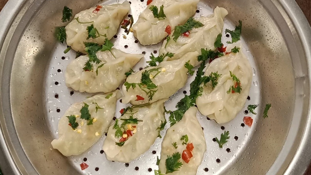 वेज स्टीम मोमोज घर पर बनाएं। Veg steam momos recipe।  Momos recipe। @Surbhi ka kitchen
