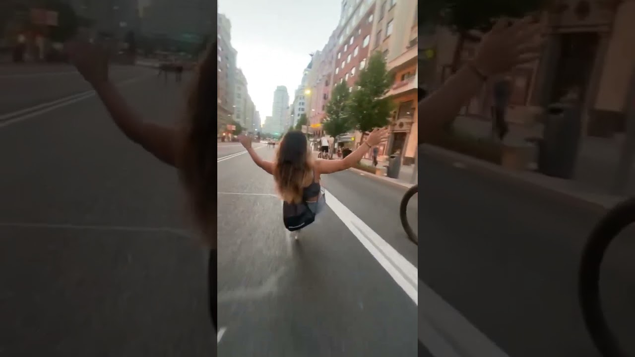 Guarda Extrem rollerskating through the city #shorts su YouTube