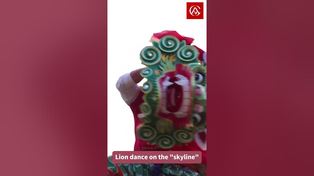 Performing lion dance on the “skyline”