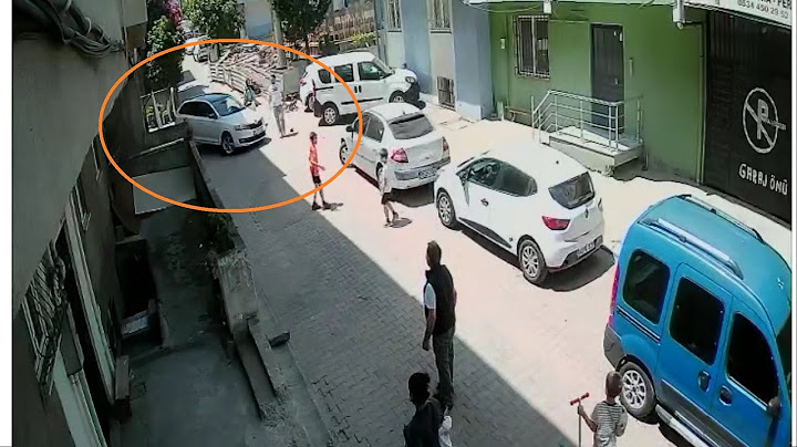 Aracıyla manevra yapamayan kadının yardım istediği şahıs, duvara çarptı !..