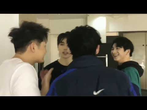 《她》后台花絮 大家怎么突然比起了耳垂？？ 《歌手2019》EP10 花絮【湖南卫视官方HD】