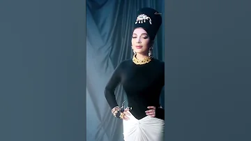 خلينا كده في المداري كله باصص لينا في الضحكة أصالة ت غني للح ب اللي بيتخبى 