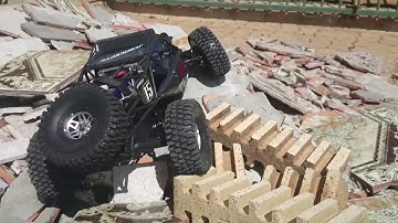 Vaterra Twin Hammers And Axial Yeti RTR Tile Climb.