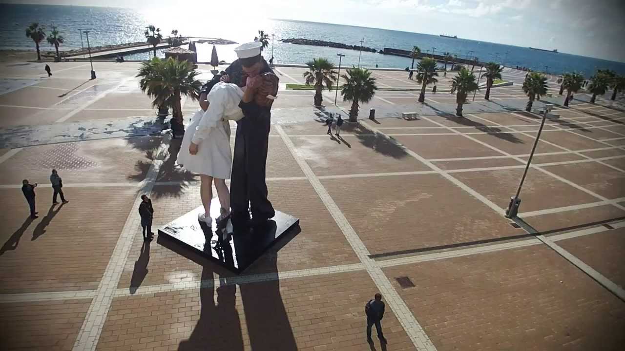 statua del bacio Civitavecchia YouTube statua del bacio Civitavecchia YouTube