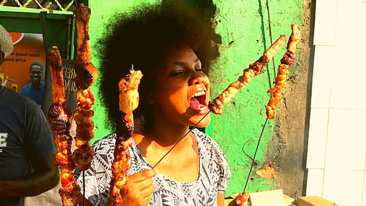 Mombasa street food review in Kenya! Street food review in Bamburi area in Mombasa/Mutura included!