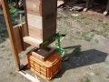 日本ミツバチの重箱式巣箱の持ち上げ器