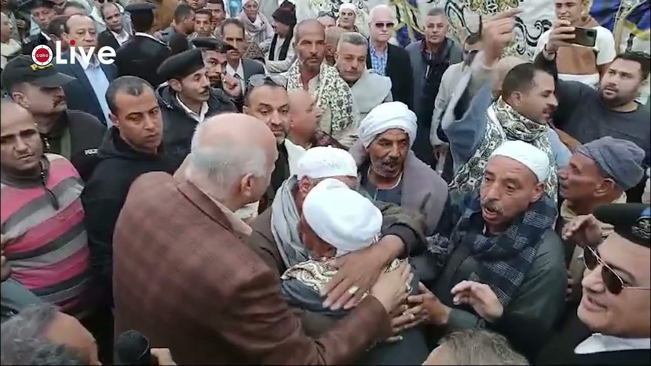 قلق وترقب   لحظة تسليم الكفن لإنهاء خصومة ثأرية بين عائلتين في المنيا