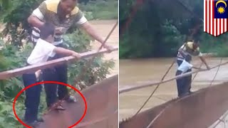 Download lagu Inspiratif Anak berani lewati sungai banjir dengan jembatan rusak demi bersekolah TomoNews Inspiratif Anak berani lewati sungai banjir dengan jembatan rusak demi bersekolah TomoNews