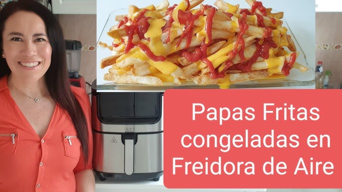 freír papas fritas en la freidora en aceite caliente en la estufa eléctrica  en la cocina