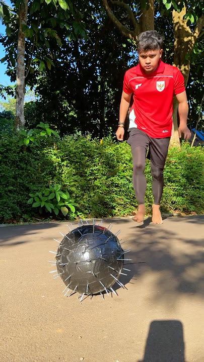 Nendang bola paku kagak sakit?? #football #sepakbola #tarkam #tutorial