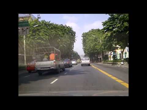 ตำรวจเขียนใบสั่งว่าลูกศรบังคับเลี้ยวขวา