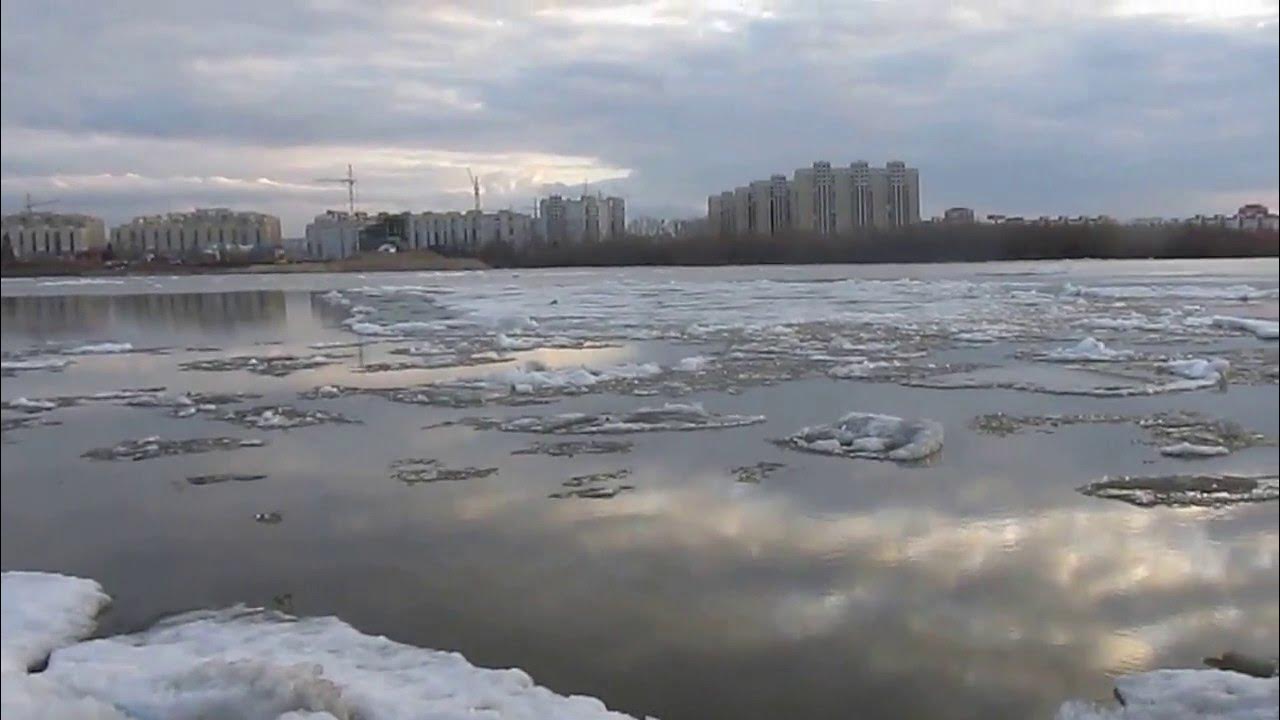 Пошел ли лед. Ледоход на Иртыше 2023 в Омске. Иртыш обмелел Тобольск. Ледоход на Иртыше в Омске. Ледокол Омск Иртыш.