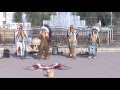 Индейцы в Новосибирске играют на пан-флейте.