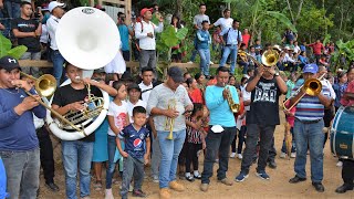 Música de banda en fundación de la parroquia San Marcos De La Sierra FIN - Ediciones Mendoza